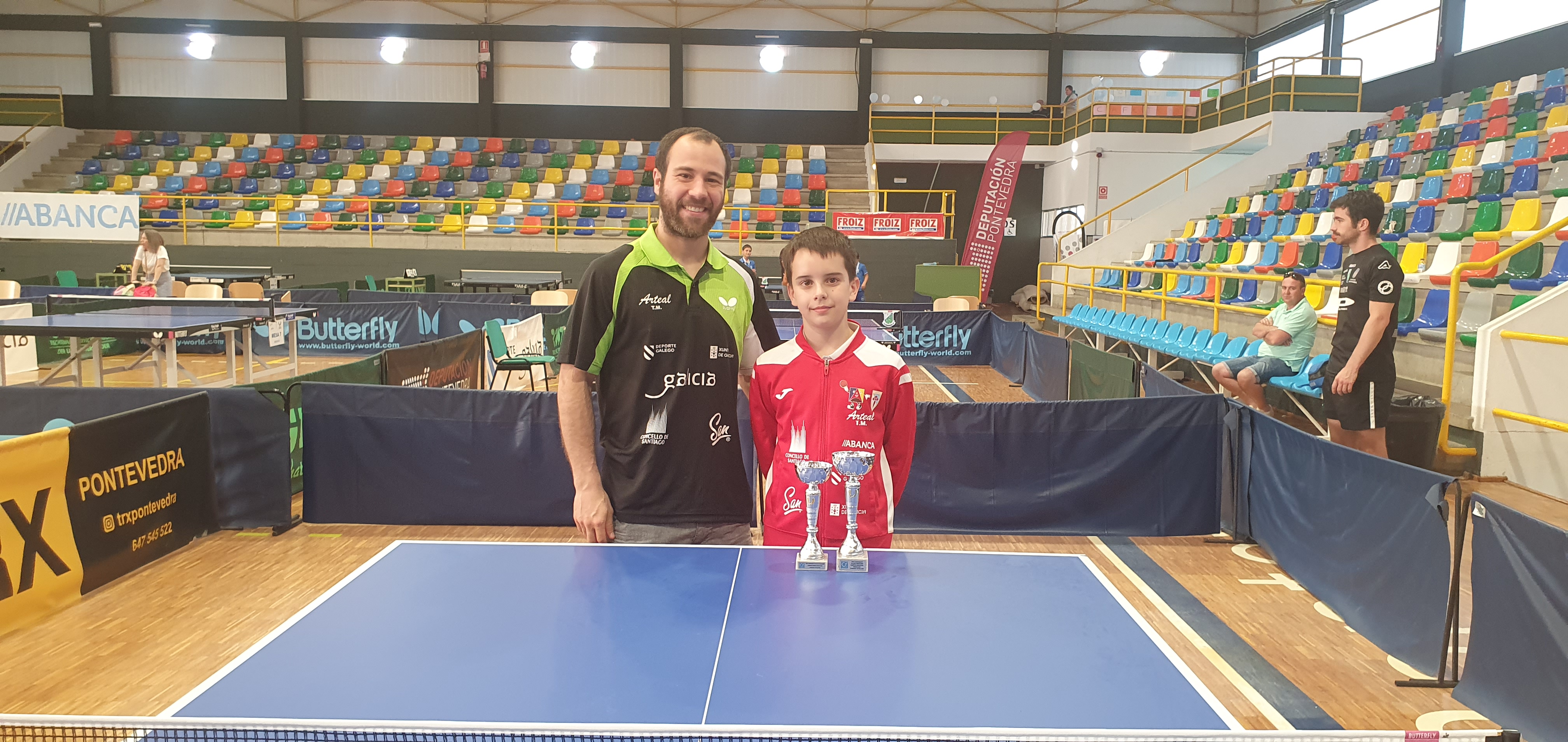 uma foto de uma sala de ginástica com equipamentos no cenário, possivelmente tirendo do interior de um salão de ginástica ...